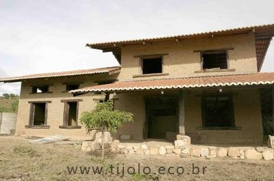 Casa do arquiteto Marcio Holanda, construída com adobe, pedra local e reuso de dormentes de trilhos para trem.