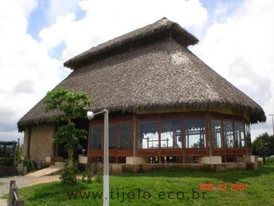 O Centro Cultural dos Índios Tapeba, Caucaia, Ceará, foi planejado e construído para representar a arquitetura vernacular, feita com troncos e palha de carnaúba.