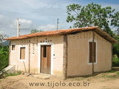 A casa de taipa-de-mão do projeto Taipa para o Brasil foi construída sobre fundações e rebocada
