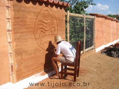 A parede de taipa de pilão aceita ornamentação por escavação assim que tenha sido construída.