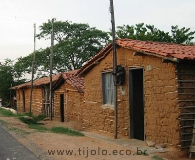 Casas de taipa-de-mão construídas sem reboco e com os esteios de madeira enterrados diretamente no chão