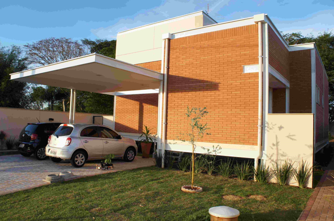 Casa em tijolo ecológico com estrutura metálica